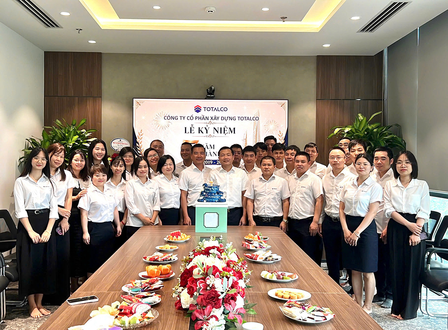 CÔNG TY CỔ PHẦN XÂY DỰNG TOTALCO LỄ KỶ NIỆM 7 NĂM THÀNH LẬP (2019 – 2026) Ngày 07 tháng 05 năm 2026, Công ty Cổ phần Xây dựng TOTALCO đã long trọng tổ chức Lễ kỷ niệm 7 năm thành lập (2019 – 2026) trong không khí trang nghiêm, ấm cúng với sự hiện diện của Ban Lãnh đạo cùng toàn thể cán bộ, nhân viên Công ty. Trải qua 7 năm xây dựng và phát triển, TOTALCO đã không ngừng nỗ lực vượt qua những khó khăn, thách thức để từng bước khẳng định vị thế trên thị trường xây dựng. Những thành quả đạt được ngày hôm nay là kết tinh của tinh thần đoàn kết, sự tận tâm và trách nhiệm cao của toàn thể cán bộ, nhân viên qua các thời kỳ. Tập thể cán bộ, nhân viên Công ty Cổ phần Xây dựng TOTALCO chụp ảnh lưu niệm tại Lễ kỷ niệm 7 năm thành lập (2019 – 2026) Phát biểu tại buổi lễ, Ông Nguyễn Thành Đạt – Tổng giám đốc Công ty đã ghi nhận và biểu dương những nỗ lực, đóng góp của toàn thể cán bộ, nhân viên trong suốt chặng đường vừa qua. Đồng thời, Ông cũng nhấn mạnh định hướng phát triển trong thời gian tới với mục tiêu nâng cao năng lực cạnh tranh, đẩy mạnh đổi mới, sáng tạo và tiếp tục xây dựng TOTALCO trở thành đơn vị uy tín, phát triển bền vững trên thị trường. Ban lãnh đạo của Công ty Cổ phần Xây dựng TOTALCO chụp ảnh lưu niệm tại Lễ kỷ niệm 7 năm thành lập (2019 – 2026) Buổi lễ là dịp quan trọng để Công ty cùng nhìn lại hành trình đã qua, tri ân những đóng góp quý báu của tập thể nhân sự – những người đã góp phần tạo dựng nền tảng vững chắc cho sự phát triển của TOTALCO. Đồng thời, đây cũng là cơ hội để tăng cường sự gắn kết nội bộ, củng cố niềm tin và hướng tới những mục tiêu lớn hơn trong tương lai. Trong khuôn khổ chương trình, các hoạt động kỷ niệm được tổ chức trang trọng, thể hiện rõ nét văn hóa doanh nghiệp và tinh thần đoàn kết. Khoảnh khắc cùng nhau chúc mừng cột mốc 7 năm thành lập đã để lại nhiều dấu ấn ý nghĩa, khơi dậy niềm tự hào và quyết tâm phát triển trong toàn thể cán bộ, nhân viên. Tập thể cán bộ, nhân viên Công ty Cổ phần Xây dựng TOTALCO Bước sang chặng đường mới, Công ty Cổ phần Xây dựng TOTALCO tiếp tục kiên định với định hướng phát triển bền vững, không ngừng nâng cao chất lượng hoạt động, mở rộng quy mô, đẩy mạnh đổi mới sáng tạo và xây dựng môi trường làm việc chuyên nghiệp, hiệu quả. Nhân dịp này, Công ty xin trân trọng cảm ơn sự tin tưởng, đồng hành của Quý đối tác, Quý khách hàng cùng toàn thể cán bộ, nhân viên trong suốt thời gian qua. Đây chính là nền tảng quan trọng để TOTALCO tiếp tục phát triển mạnh mẽ và đạt được nhiều thành tựu hơn nữa trong tương lai.